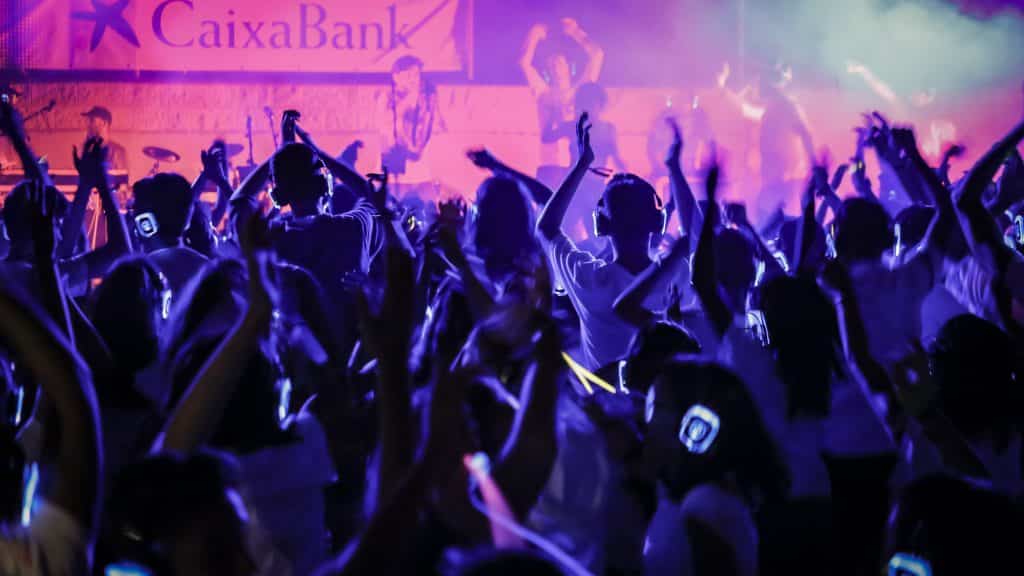 Gäster dansar med silent disco-hörlurar