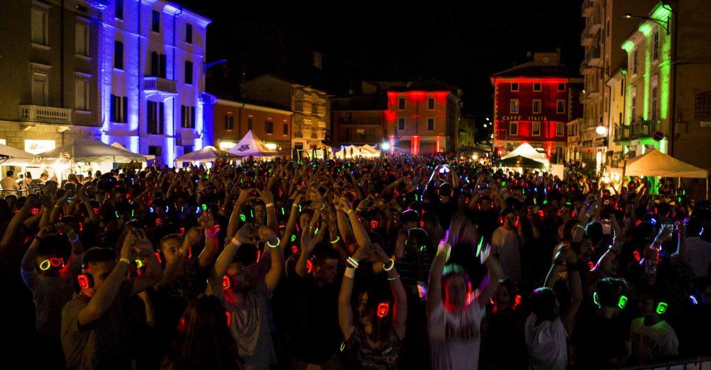 Gäster dansar med silent disco-hörlurar