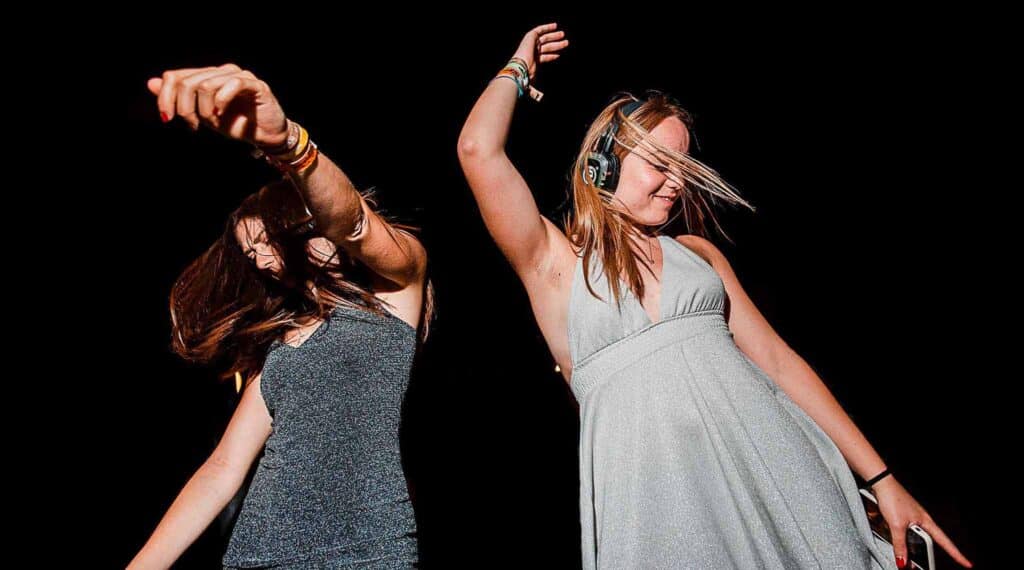 Gäster dansar med lysande silent disco-hörlurar