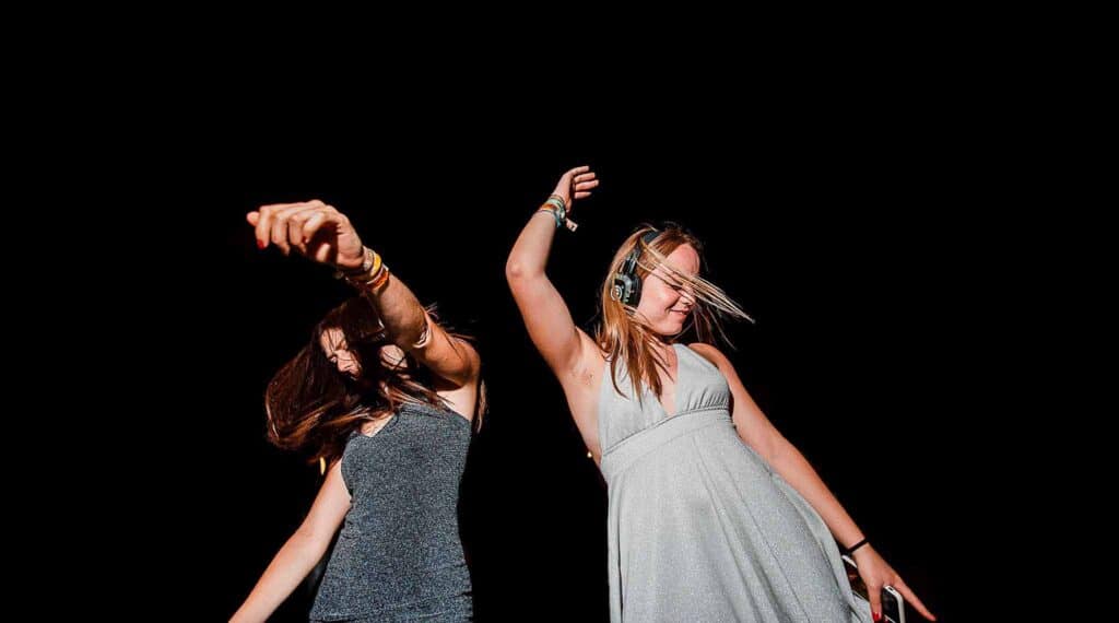 Gäster dansar med silent disco-hörlurar