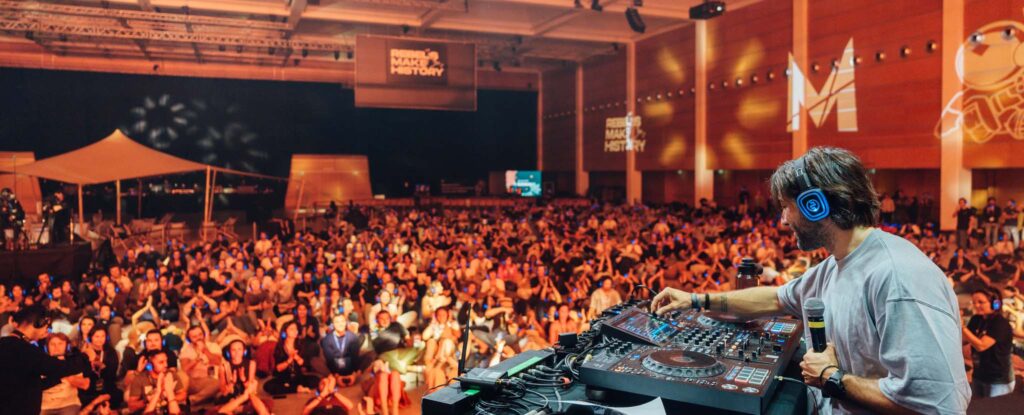 Stort event med publik och DJ med silent disco-hörlurar